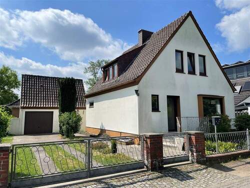 - - Gepflegtes Einfamilienhaus mit großem Garten und Garage in ruhiger Umgebung!