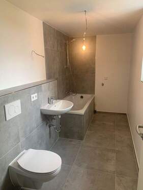Badezimmer - 4 Zimmer Etagenwohnung zur Miete in Mainaschaff