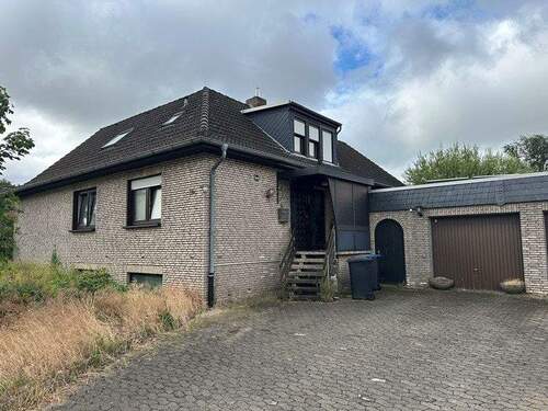 Vorderansicht - Zwangsversteigerung - Ein- oder Zweifamilienhaus mit großem Potential in Ilsede - für den Erwerber provisionsfrei!