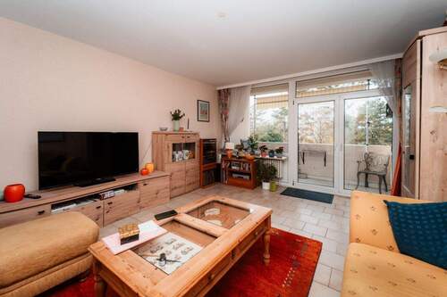 Wohnzimmer mit Balkon - 3 Zimmer Etagenwohnung in Mannheim