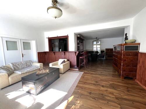 Wohnraum mit angrenzender Bar - 