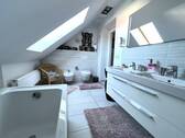 Bad im Dachgeschoss - 
