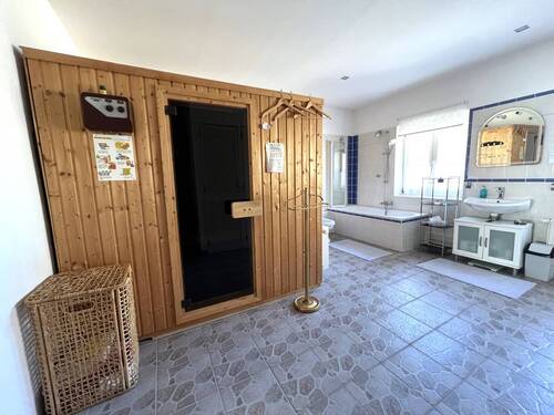 Wannenbad mit Sauna (Einliegerwohnung) - 