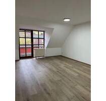 Attraktive 2-Zimmer-Wohnung mit Einbauküche und Carport Stellplatz - Heinersreuth Altenplos