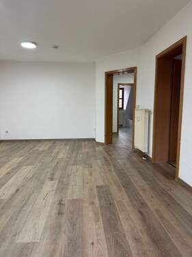 Wohnzimmer mit Zugang zum Flur und Schlafzimmer - 2 Zimmer Etagenwohnung zur Miete in Heinersreuth