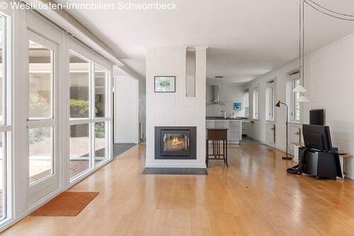 Wohnzimmer mit Kamin - Einfamilienhaus mit 268,00 m&sup2; in Sydals zum Kaufen