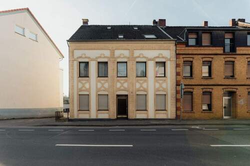 Fassade - Reiheneckhaus mit drei Wohneinheiten und Entwicklungspotenzial in Bergisch Gladbach - Stadtmitte