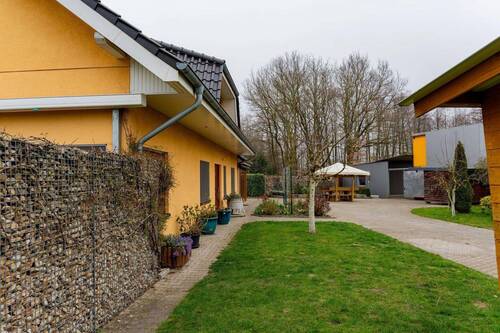 Zufahrt vor dem Wohnhaus - 