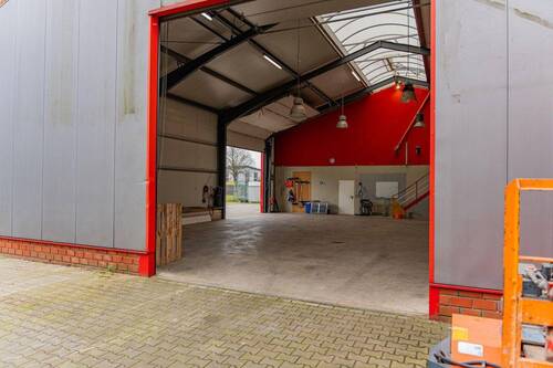 Halle mit zwei Sektionaltoren - 