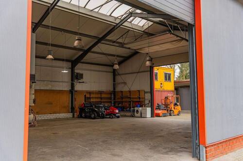 Halle mit Zwei Toren - 