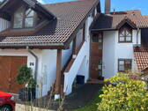 Vorderseite mit Treppe zur ELW - Reihenmittelhaus mit ELW in Leutkirch zu verkaufen