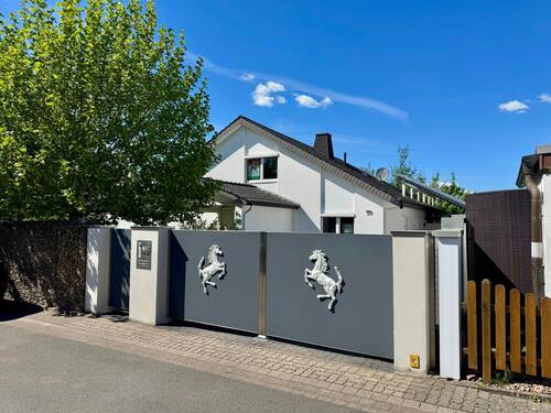 Straßenansicht - Designwohnen: Modernes Familienhaus mit offenem Raumkonzept und stilvollem Garten