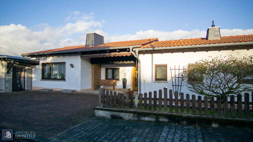 Hausansicht - Einfamilienhausbungalow mit großzügigen Möglichkeiten