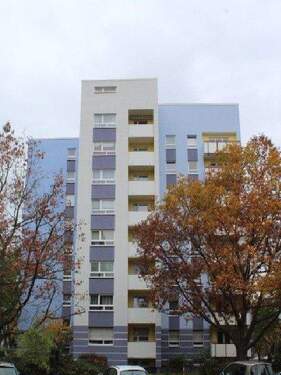 Alter Rückinger Weg 122 in Hanau Seitenansicht Balkone.JPG - Großzügig geschnittene 3-Zimmer-Wohnung mit Balkon, Tageslichtbad, separatem WC und Abstellraum