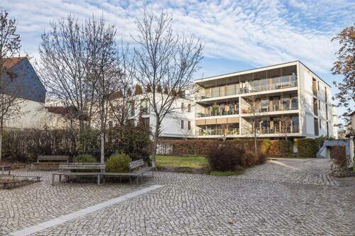 Südansicht von der Straße in die zweite Reihe - 3 Zimmer Etagenwohnung in Dresden