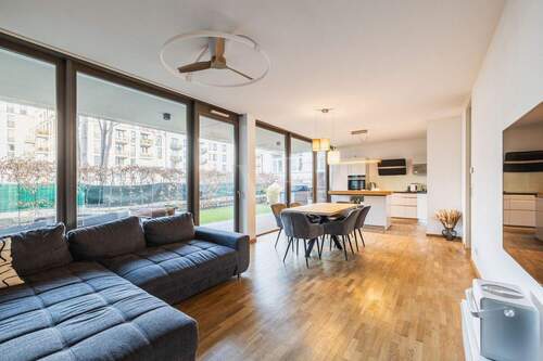 Blick durch das helle Wohnzimmer - 