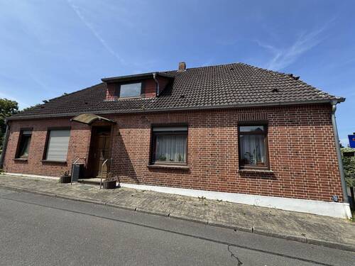 Ansicht von der Straße - Einfamilienhaus mit Garten und Garage in BAD BODENTEICH!