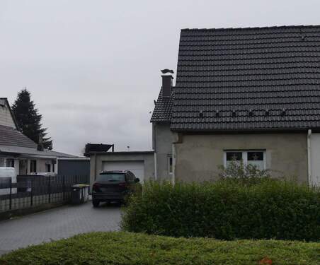 Frontansicht mit Einfahrt - 6 Zimmer Doppelhaushälfte zum Kaufen in Recklinghausen