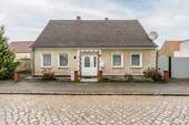 Straßenansicht - Freistehendes Einfamilienhaus mit Nebengelass und viel Platz