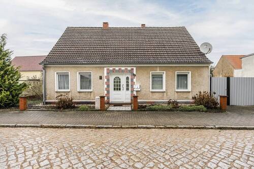 Straßenansicht - Freistehendes Einfamilienhaus mit Nebengelass und viel Platz