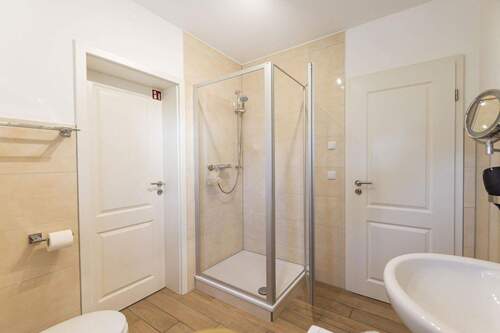 Bad im EG mit Waschmaschine - 