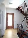 Eingang mit Treppenhaus.JPG - 5 Zimmer Doppelhaushälfte zum Kaufen in Herzogenaurach