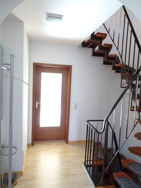 Eingang mit Treppenhaus.JPG - 5 Zimmer Doppelhaushälfte zum Kaufen in Herzogenaurach