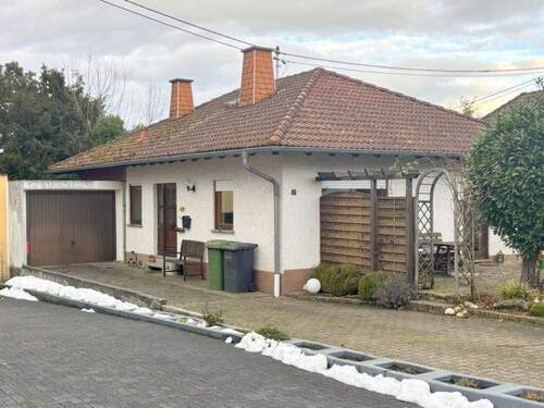 Seitenansicht - Ruhig & sehr gepflegt: Charmanter Bungalow in Bestlage