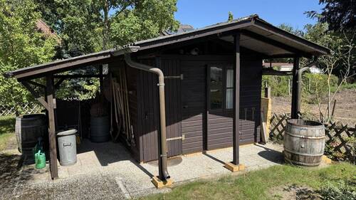 Gartenhaus mit Holzlager - 