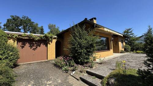 Haus und Garagenansicht - 