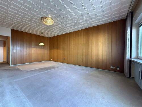 Wohnzimmer mit Balkon - 2 Zimmer Etagenwohnung in Lampertheim