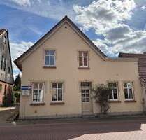 Wohnhaus mit Abstellgebäude und Garage auf kleinen Grundstück - Lüchow