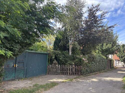 Blick zur Garage und Weg - 