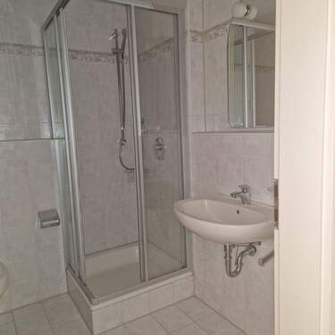 Badezimmer mit Dusche und Wanne - 