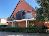 Hausansicht mit Balkon - 