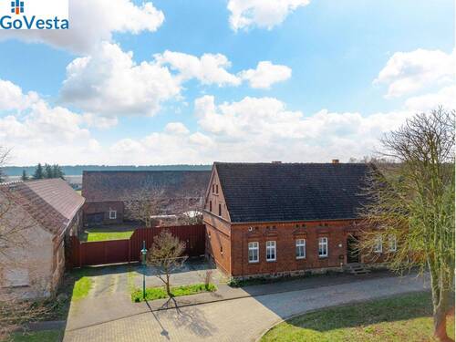 Die Ansicht des Hofes von der Frontansicht - 6 Zimmer Bauernhaus, Landhaus zum Kaufen in Jessen (Elster)