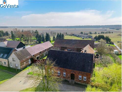 Frontalansicht des Hofes aus der Luft - 6 Zimmer Bauernhaus, Landhaus in Jessen (Elster)