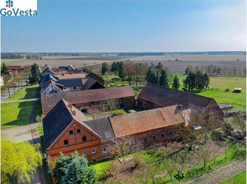 Seitenansicht des Hofs - Bauernhaus, Landhaus mit 150,00 m&sup2; in Jessen (Elster) zum Kaufen