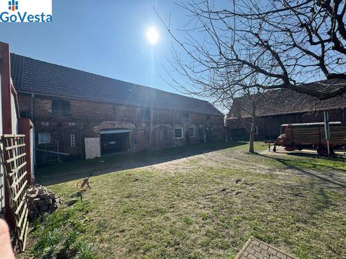 Ansicht aus dem Innenhof auf die Stallungen des Hofes - 