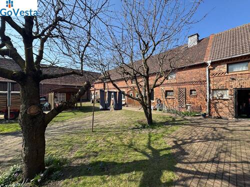 Ansicht aus dem Innenhof auf die Garagen des Hofes - 