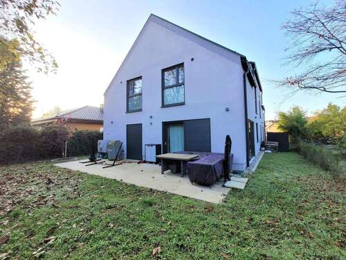 Außenansicht 1 - Modernes Niedrigenergiehaus mit Terrasse und Garten