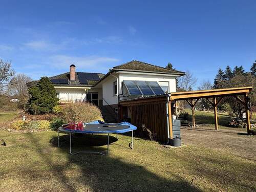 Hausansicht mit Doppelcarport - 