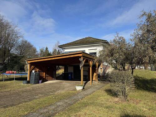 Hausansicht mit Doppelcarport - 