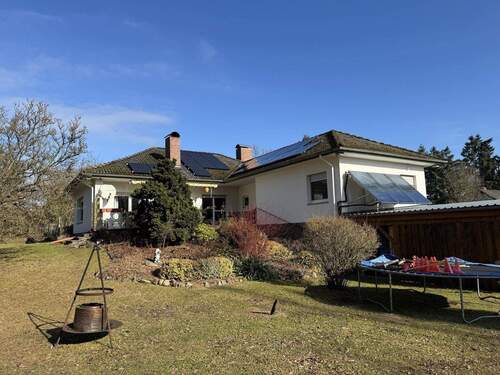 Ansicht vom Garten Richtung Terrasse - 5 Zimmer Bungalow zum Kaufen in Zernien