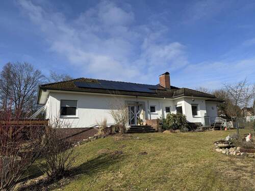 Ansicht zum Eingangsbereich - 5 Zimmer Bungalow in Zernien