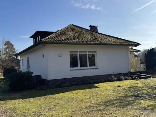 Seitenansicht vom Garten - 