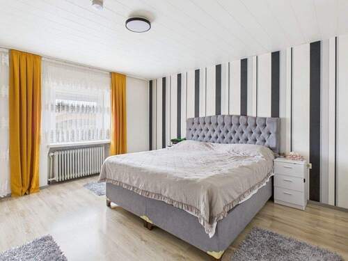 Schlafzimmer - 7 Zimmer Mehrfamilienhaus, Wohnhaus zum Kaufen in Eppelborn / Wiesbach