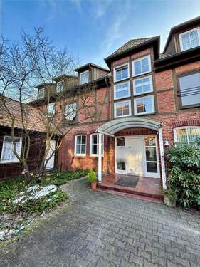 Hauseingang zum Nachbarhaus in dem die Waschmaschine untergebracht ist - 