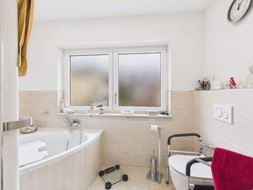 Bad mit Eckbadewanne, bodengleicher Dusche und Tageslicht - 