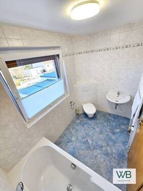 Badezimmer mit Badewanne OG - 